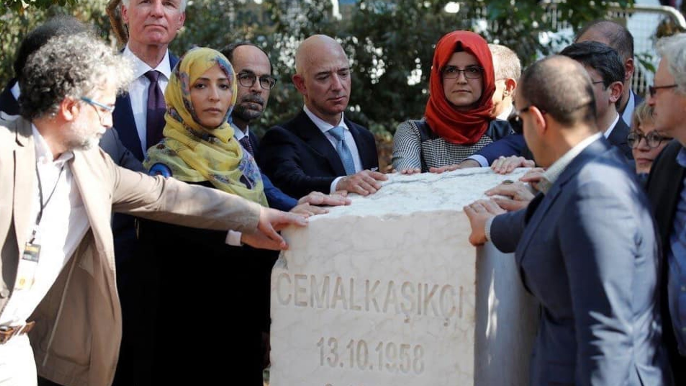 توكل كرمان وعدد من الشخصيات يضعون النصب التذكاري لخاشقجي أمام القنصلية السعودية في اسطنبول